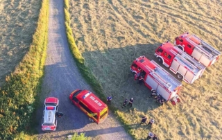 Freiwillige Arbeit im Sauerland hier Feuerwehrautos von oben