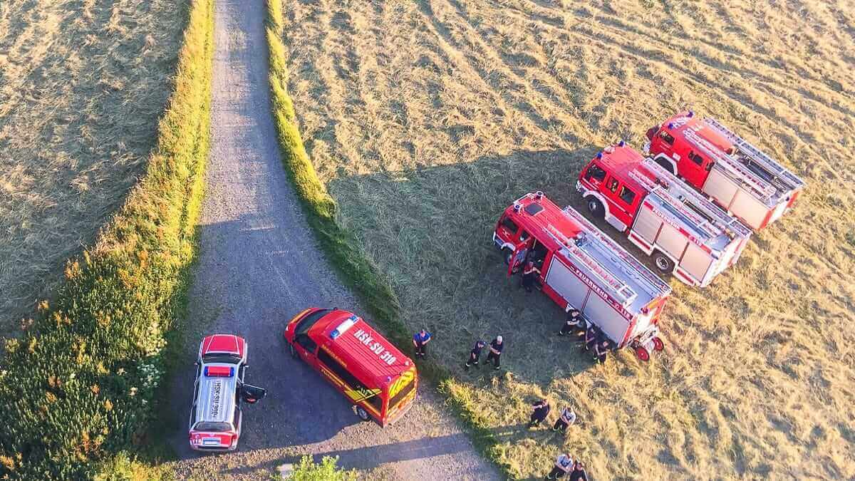 Freiwillige Arbeit im Sauerland hier Feuerwehrautos von oben