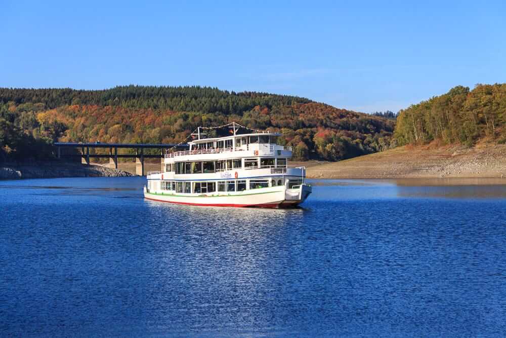 Mit dem Schiff auf einem See ist eine der zahlreichen Unternehmungen im Sauerland