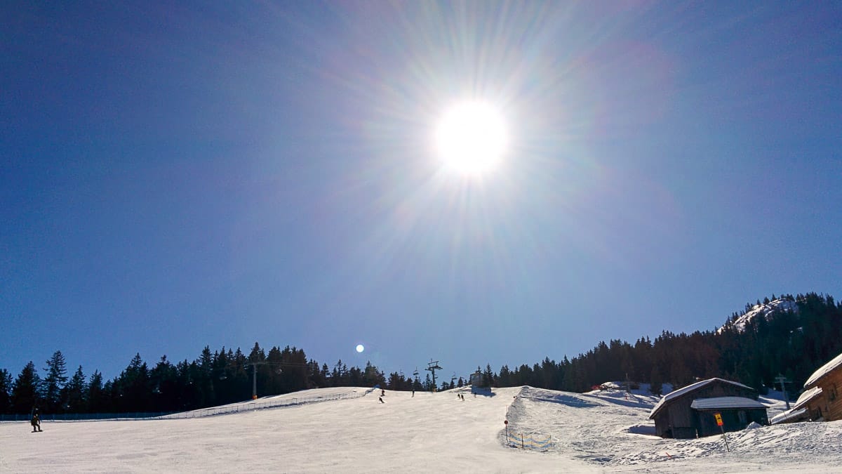 Blick auf einen Skihang beim Winterhang im Sauerland