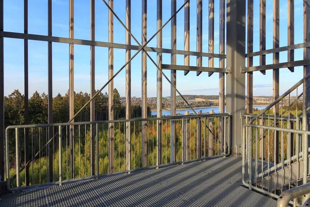 Die Holzverkleidung mit Fenster vom Aussichtsturm am Möhneseeturm