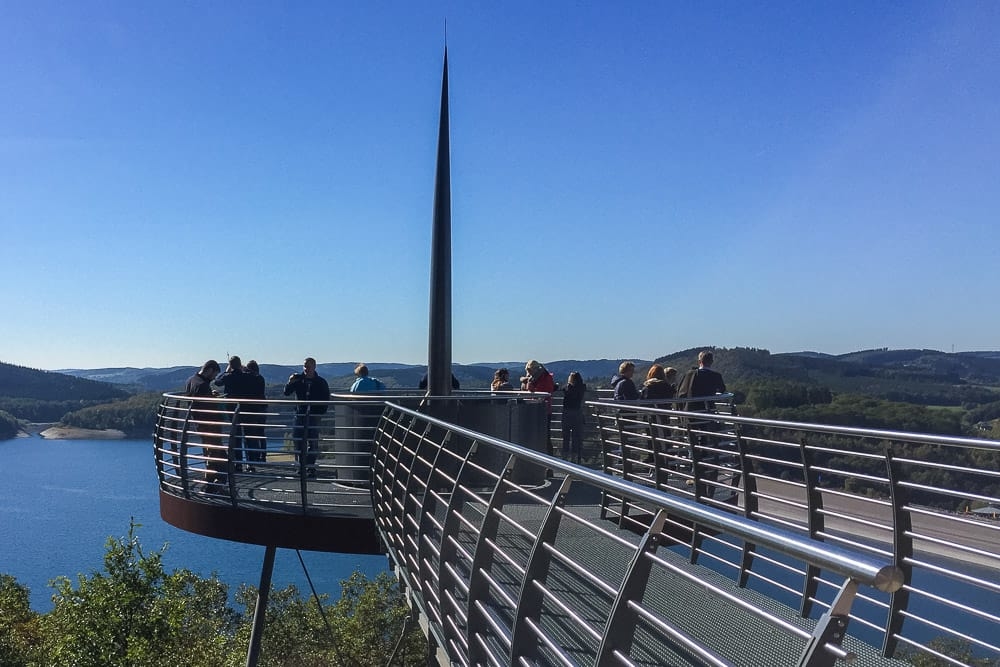 Die Aussichtsplattform Bigge Blick über dem Biggesee in Attendorn
