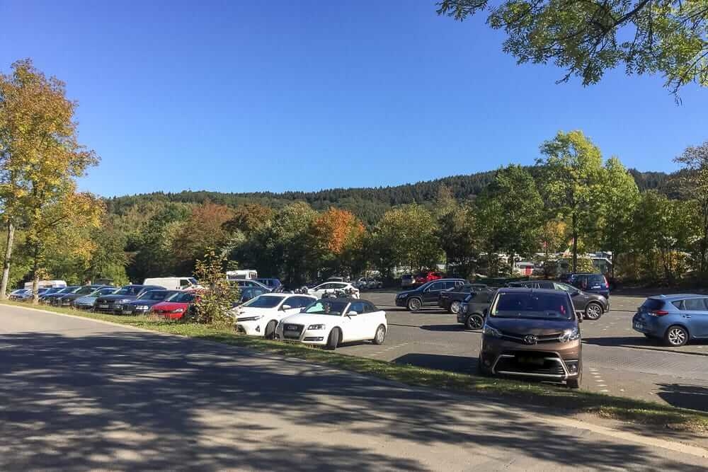 Der grosse Parkplatz unterhalb von der Aussichtsplattform am Biggesee BiggeBlick