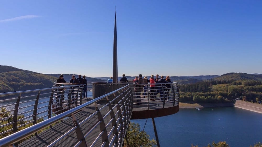 Blick auf die Aussichtsplattform Bigge Blick am Biggesee