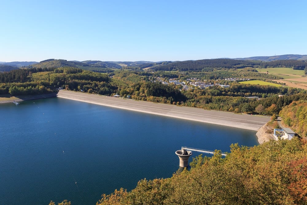 Blick auf die Staumauer der Biggetalsperre