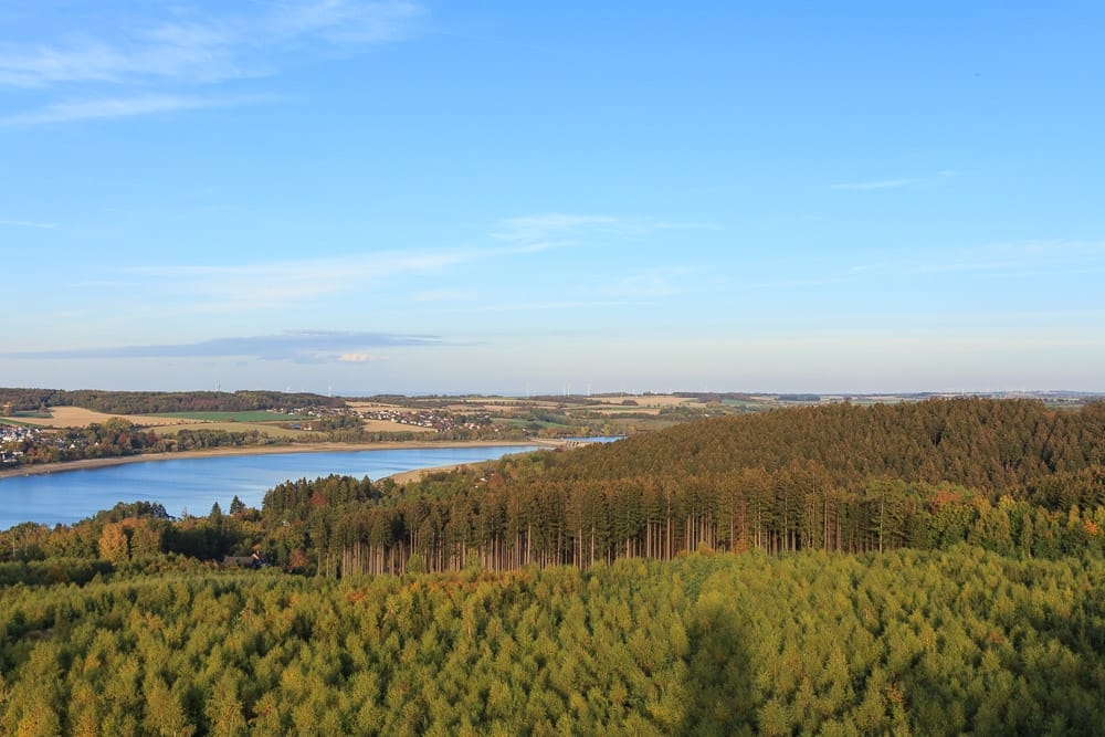 Vom Möhnesee Turm gibt es einen tollen Blick auf den See
