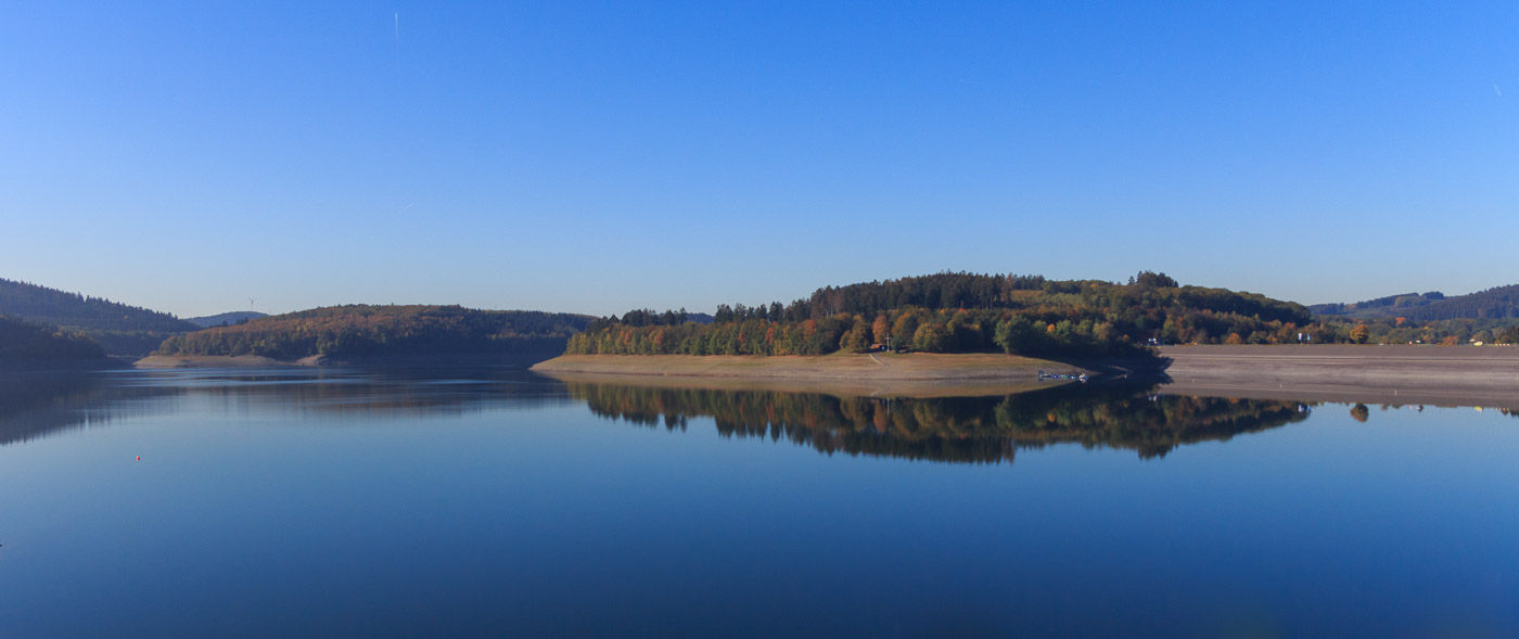 Erlebe das Sauerland Blick auf den spiegelglatten Biggesee