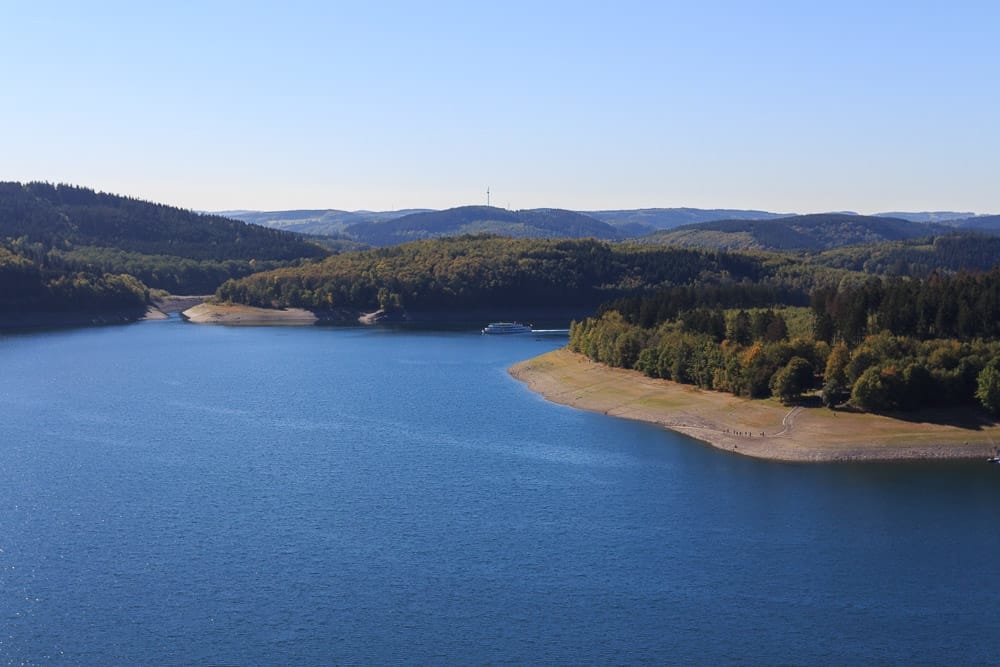Der Blick auf die Gilberginsel im Biggesee