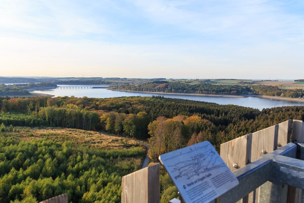 Zahlreiche Infotafeln auf dem Aussichtsturm am Möhnesee