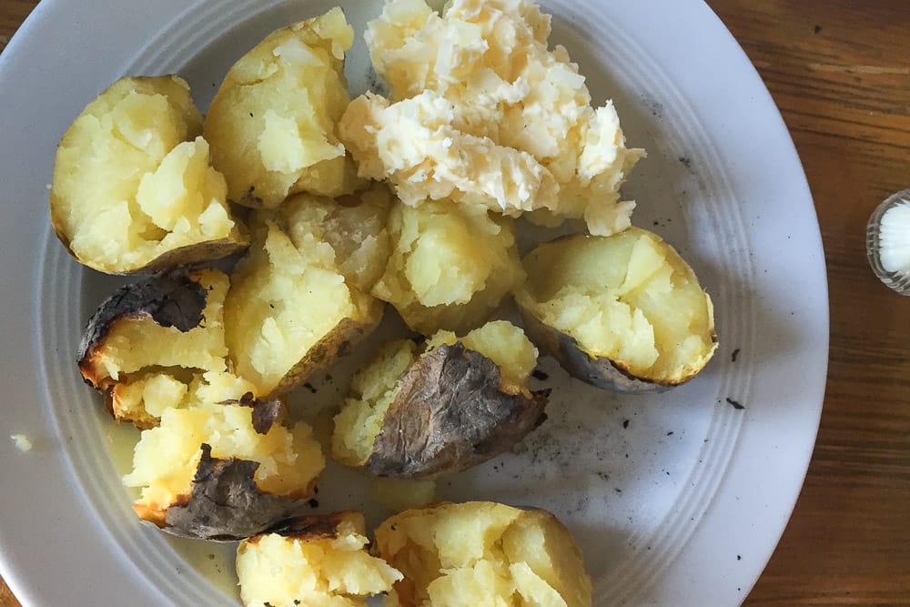Feuerkartoffeln mit Zwiebelbutter ist ein Klassiker beim Kartoffelbraten