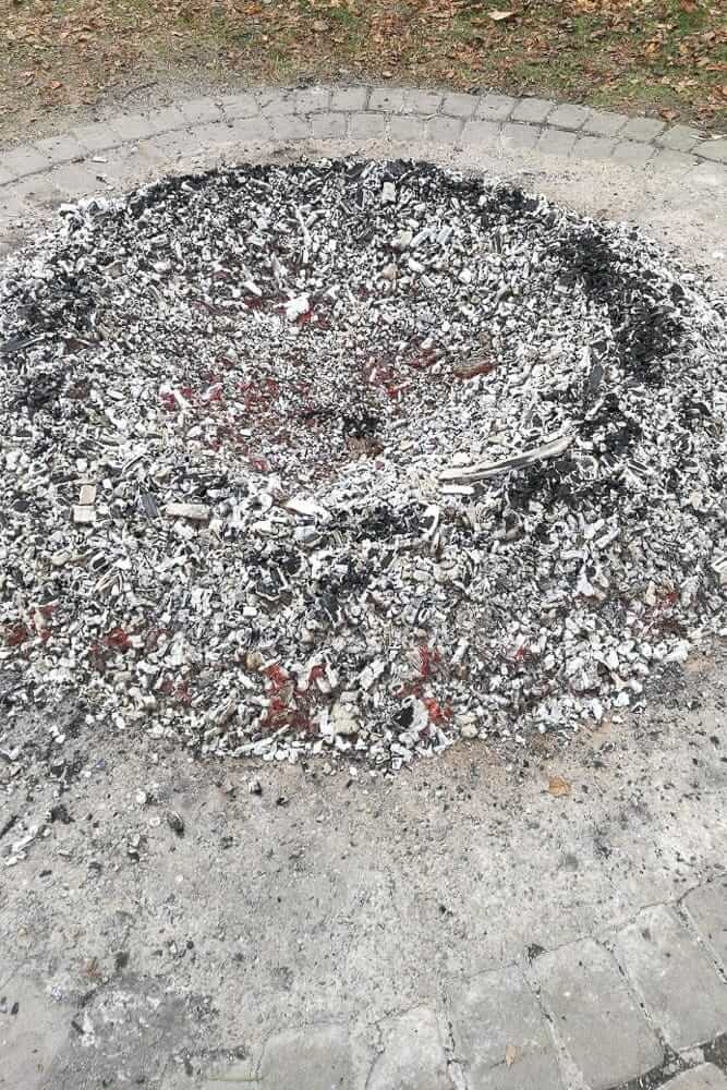 Die Mulde in der Asche für die Kartoffeln zum Kartoffelbraten