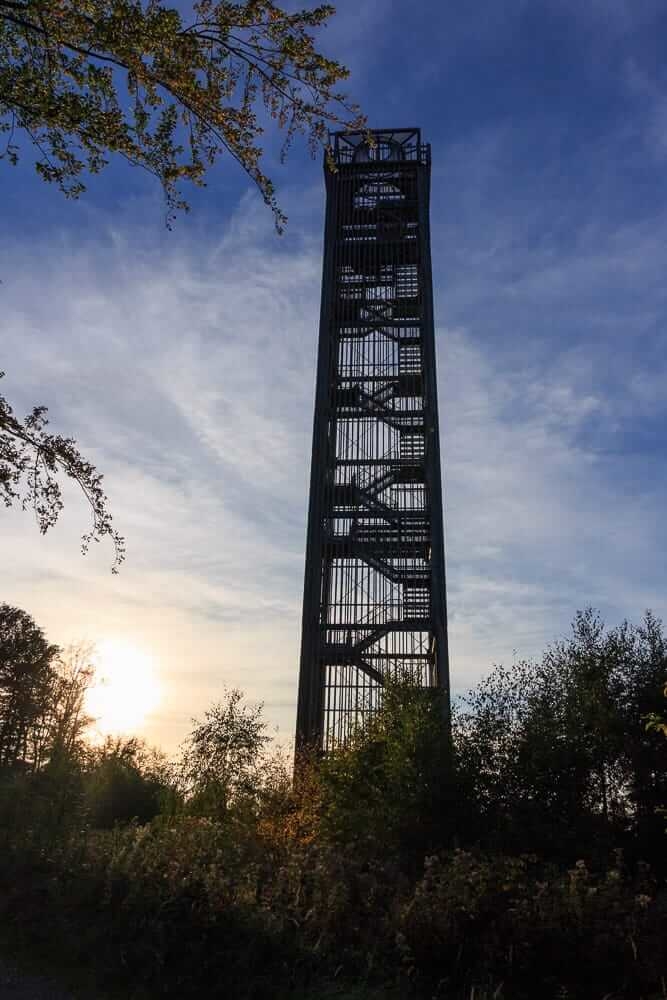 Der Möhnesee Turm in der Abendsonne bietet einen tollen Anblick