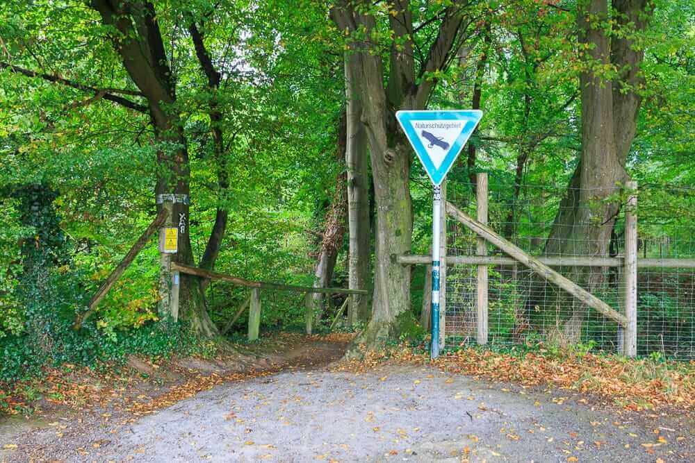 Ein Schild am Eingang des Naturschutzgebiets Felsenmeer in Hemer