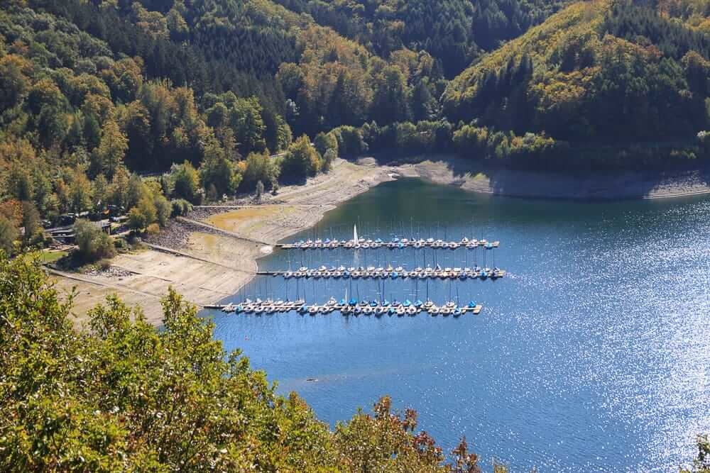 Segelschiffe in der Waldenburger Bucht am Biggesee