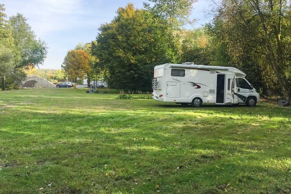 Die Wiese vom Stellplatz für Wohnmobile in Wenden