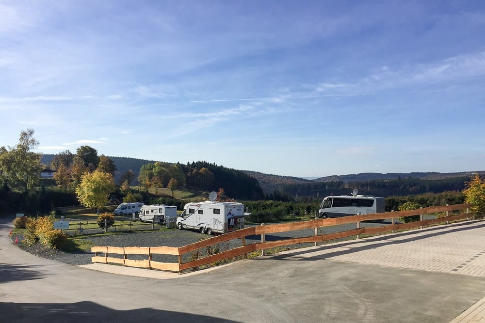 Aussicht auf die Terrassen im Wohnmobilpark Winterberg im Sauerland