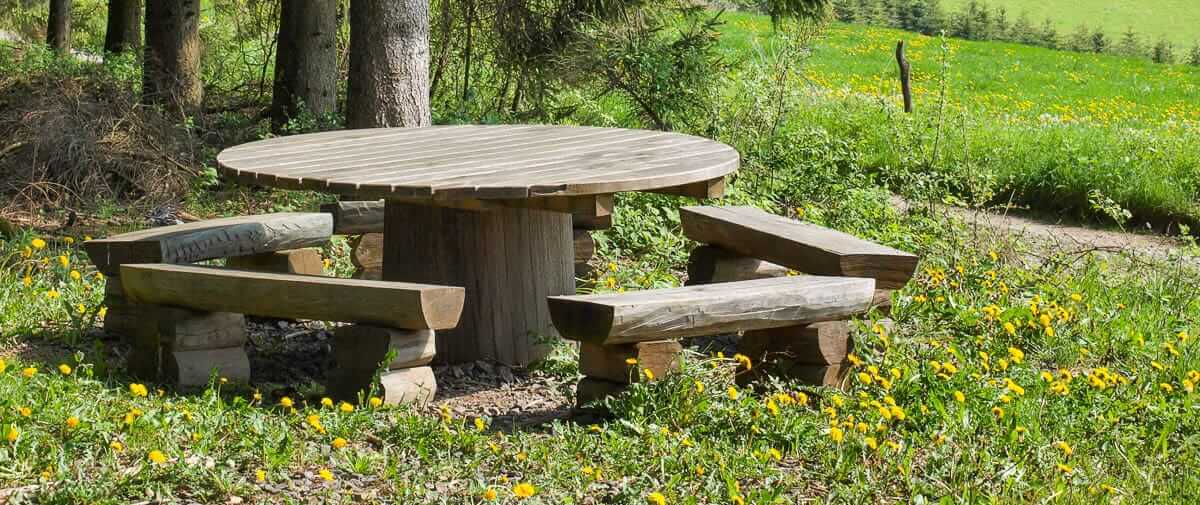 Ein Picknischtisch mit Stühlen in der Natur mit viel Heimatliebe Sauerland