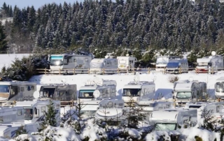 Blick auf den Wohnmobilpark Winterberg im Schnee