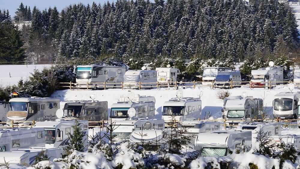 Blick auf den Wohnmobilpark Winterberg im Schnee