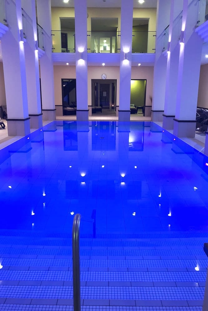 Das Hallenbad im Wellnessbereich vom Hotel Diedrich im Sauerland