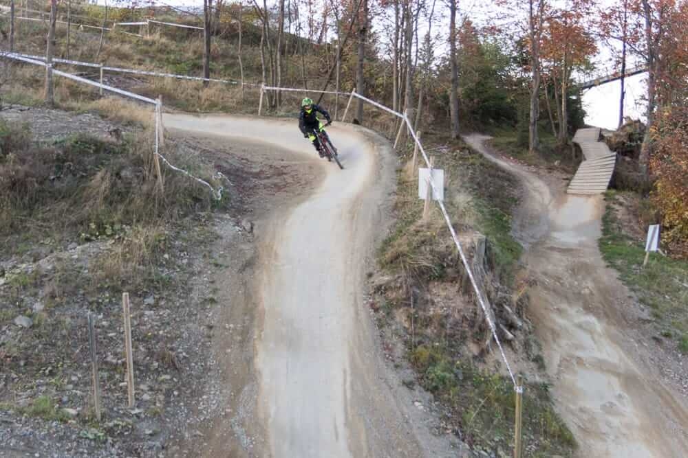 Ein Mountainbiker im Bikepark Winterberg im Sauerland