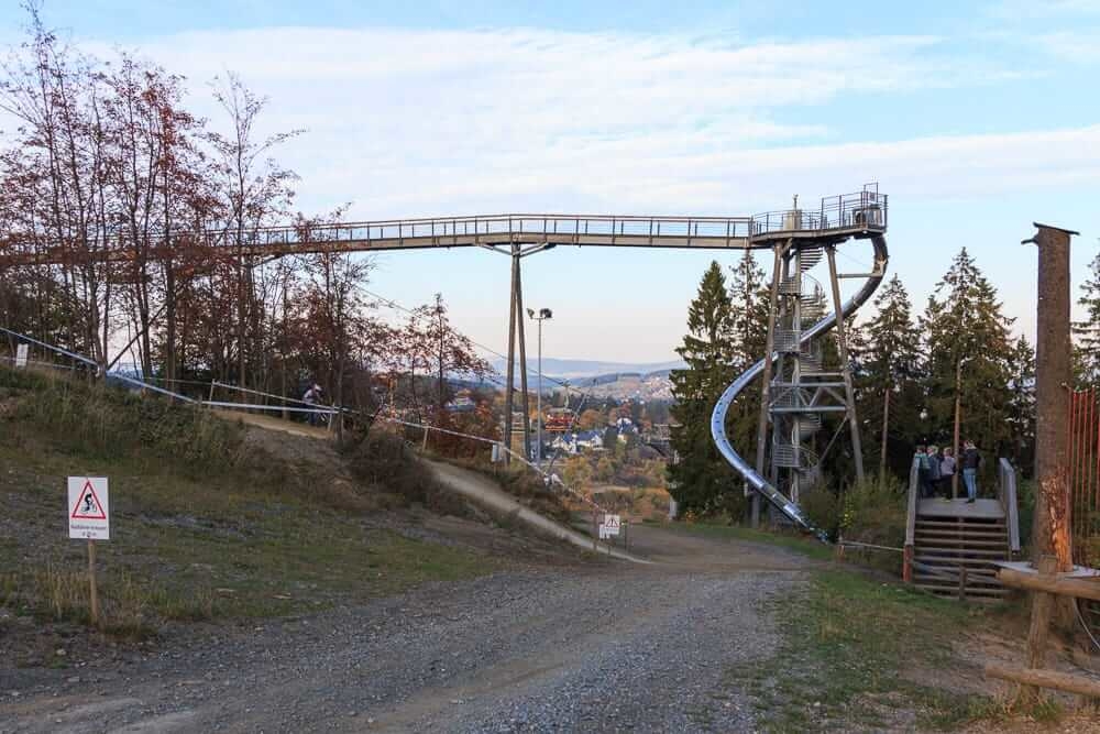Blick auf die Panorama Erlebnisbrücke am Berg Kappe in Winterberg