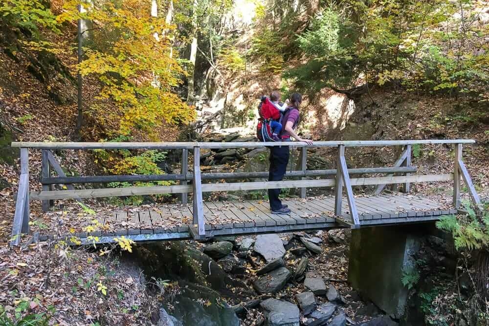 Mit der Kraxe auf der Wanderung im Helletal in Winterberg