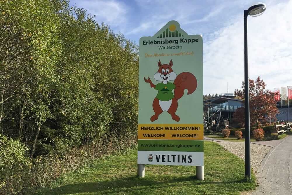 Schild mit Willkommen auf dem Erlebnisberg Kappe