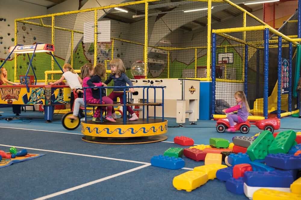 Ein winterlichtes Ausflugsziel im Sauerland mit Kindern ist die Freizeitwelt (c)Freizeitwelt Sauerland // Thikos Kinderland GmbH