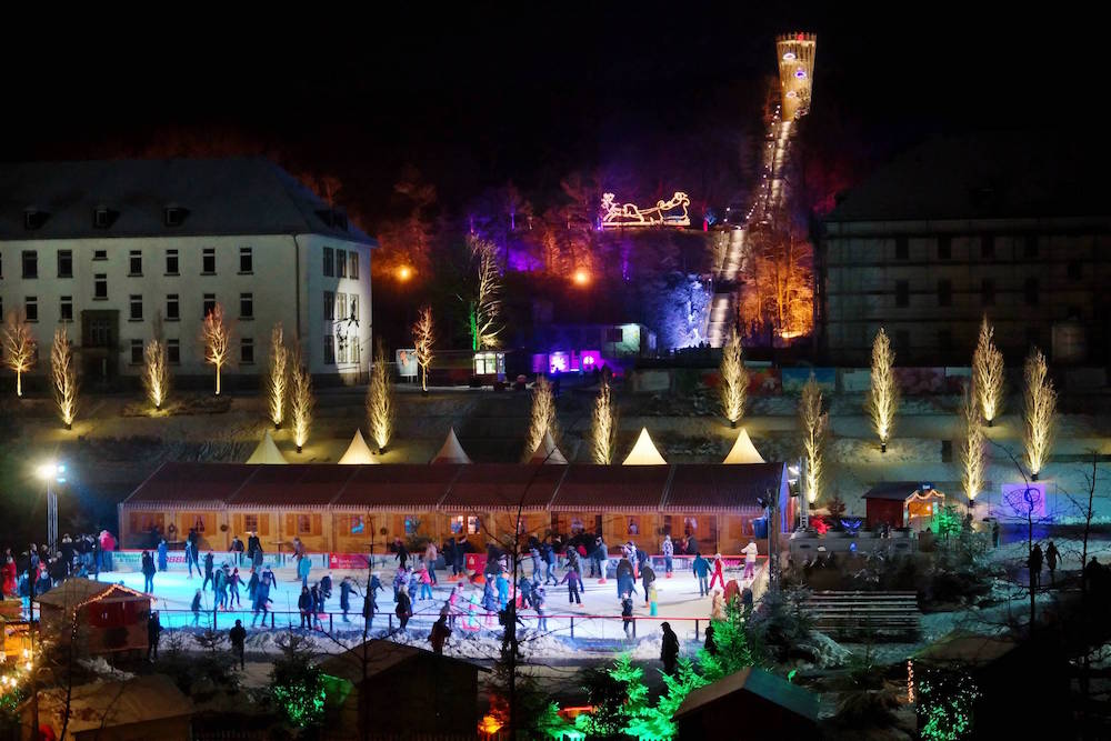 Blick auf die abendlich beleuchtete Eisbahn im Sauerlandpark Hemer