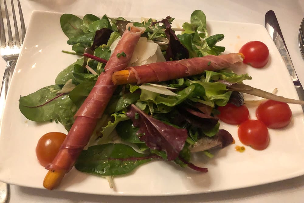 Wildkräutersalat beim Krimi Dinner in Arnsberg