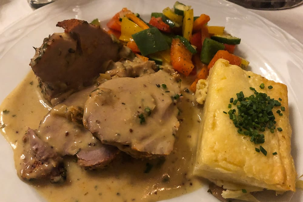 Ein leckeres Essen zum Hauptgang beim Krimi Dinner im Sauerland