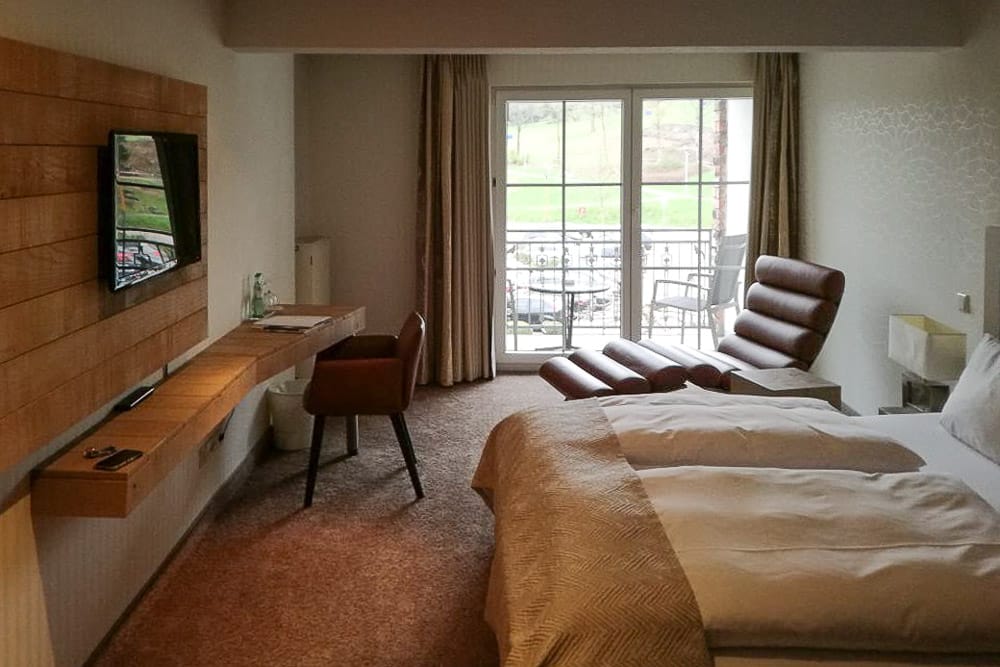 Blick in ein Zimmer vom Hotel Seegarten am Sorpesee