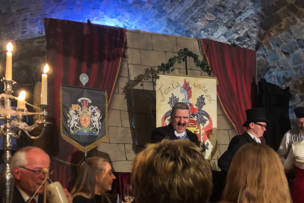Spannende Unterhaltung beim Krimi Dinner in Arnsberg