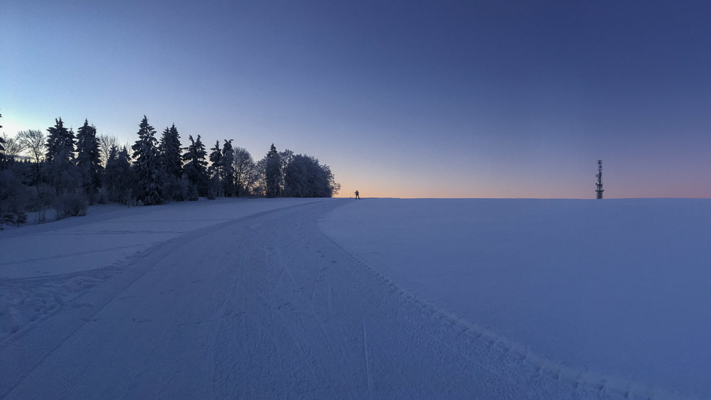 Langlauf im Sauerland im Skigebiet Sundern Wildewiese bei Sonnenaufgang