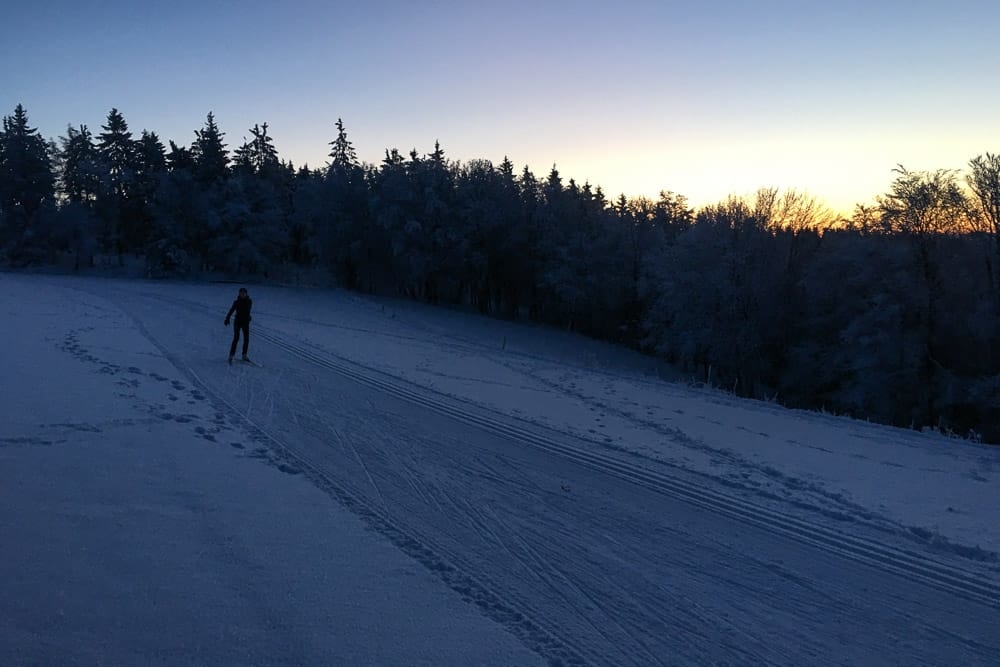 Eine Person beim Langlauf im Sauerland im Morgengrauen