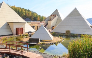 Blick auf die Sauerland Pyramiden im Galileo Park im Sauerland