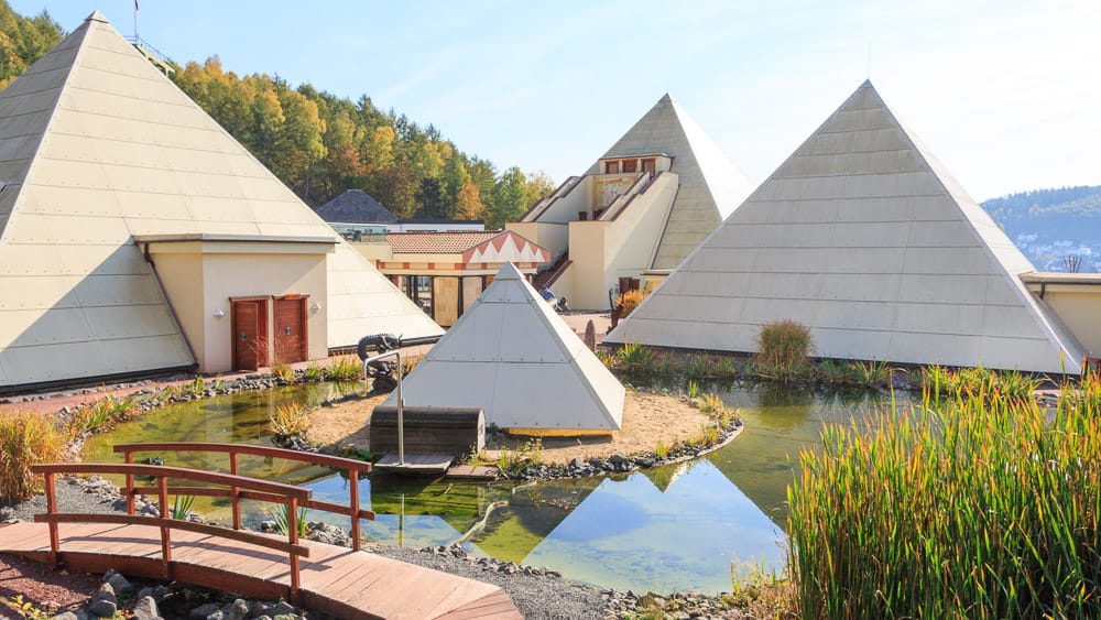 Blick auf die Sauerland Pyramiden im Galileo Park im Sauerland