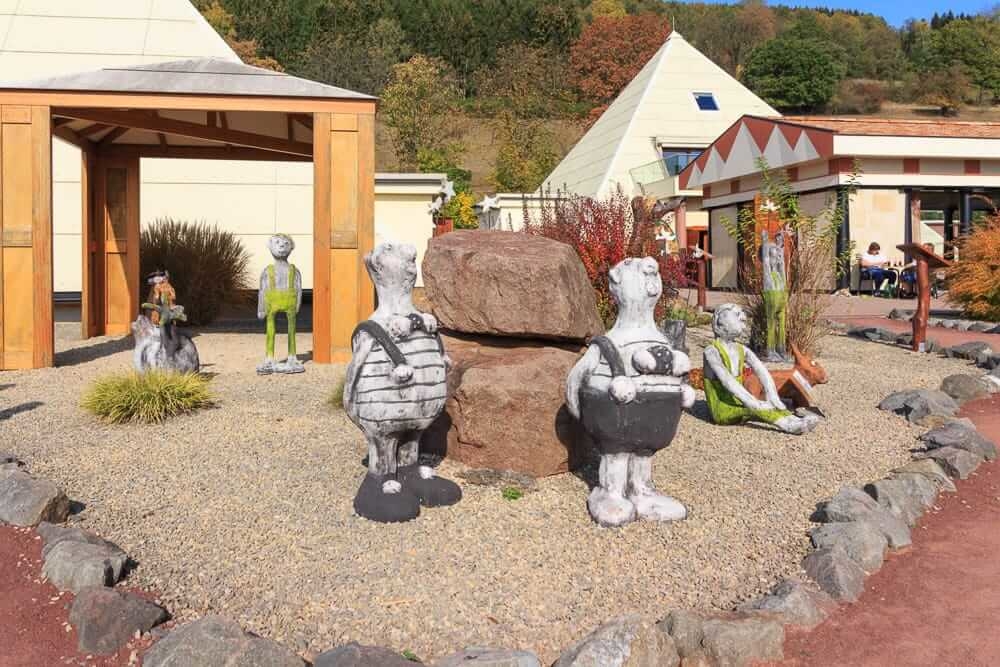 Skulpturen zwischen den Sauerland Pyramiden im Galileo Park