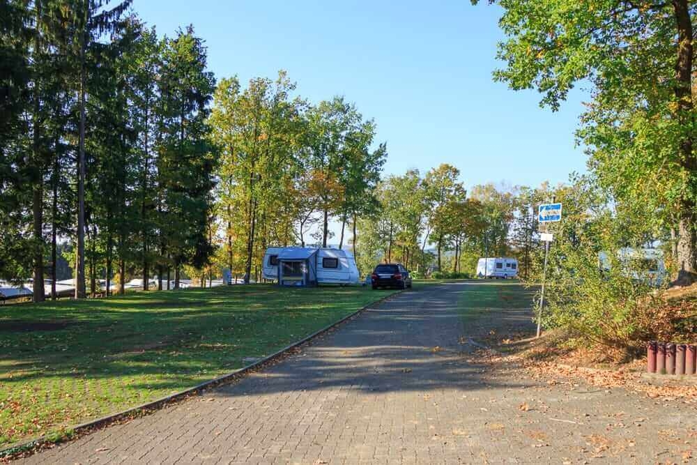 Ausserhalb der Saison ist viel Platz auf dem Vier Jahreszeiten Campingplatz am Biggesee