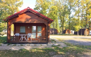 Eine der Campinghütten auf dem Vier Jahreszeiten Campingplatz am Biggesee