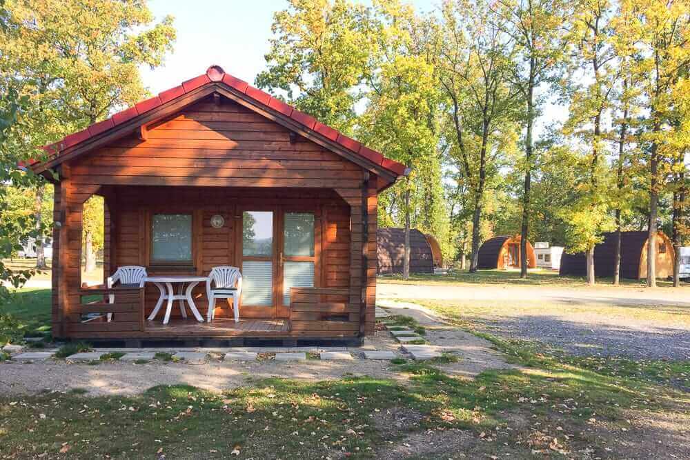 Eine der Campinghütten auf dem Vier Jahreszeiten Campingplatz am Biggesee