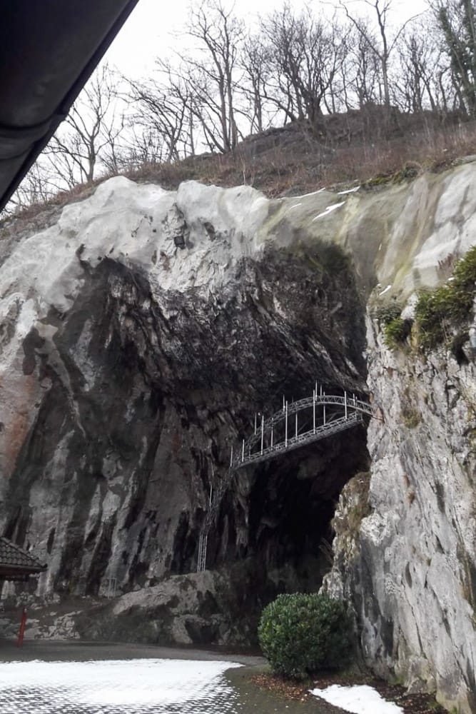 Blick auf den Eingang der Balver Höhle