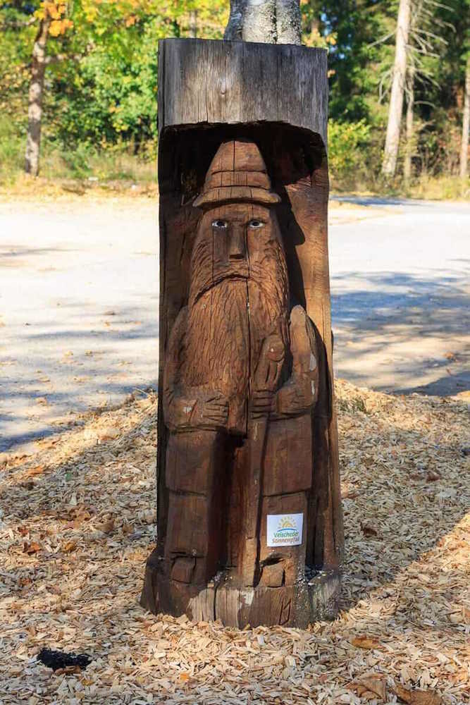 Eine Holzschnitzerei an der Hohen Bracht