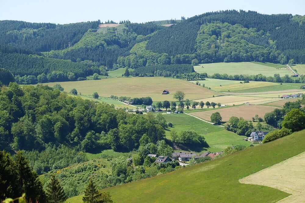 Ausblick auf die Landschaft von den Fernwanderwegen im Sauerland