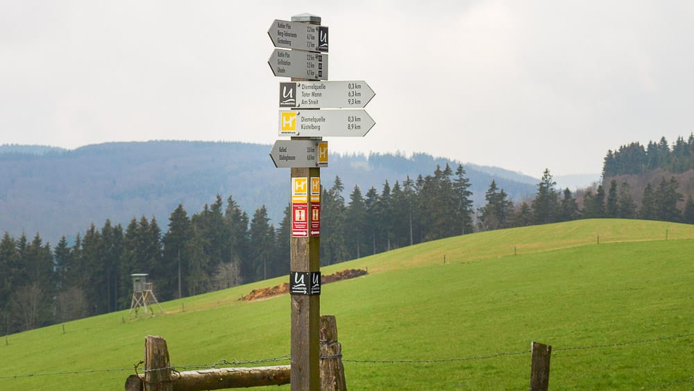 Ein Wegweiser von Fernwanderwegen im Sauerland