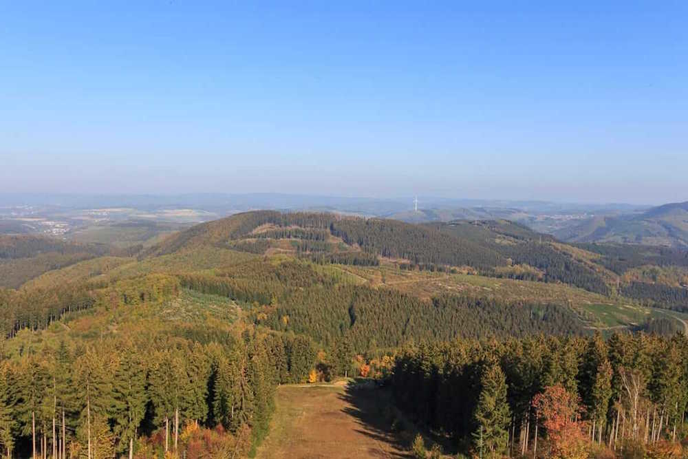 Tolle Aussicht auf die Landschaft vom Aussichtsturm Hohe Bracht im Sauerland