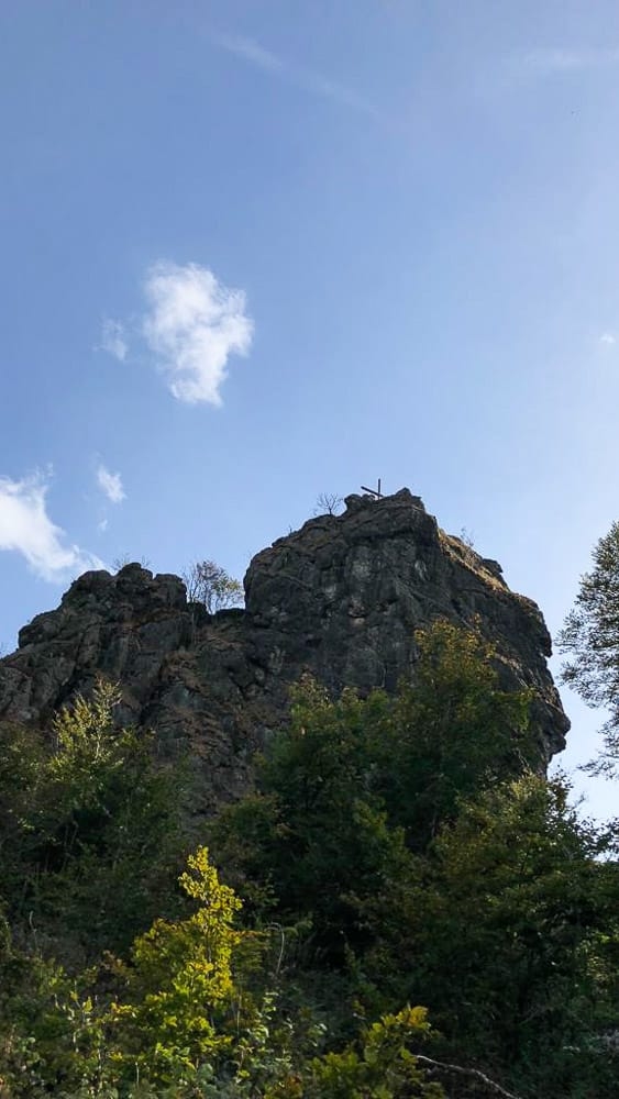 Blick auf die Bruchhauser Steine einem Ausflugsziel im Sauerland für den Frühling