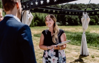 Julia ist Hochzeitsplanerin und Rednerin im Sauerland