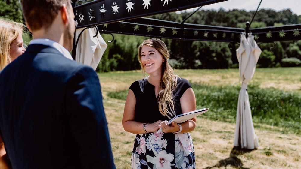 Julia ist Hochzeitsplanerin und Rednerin im Sauerland